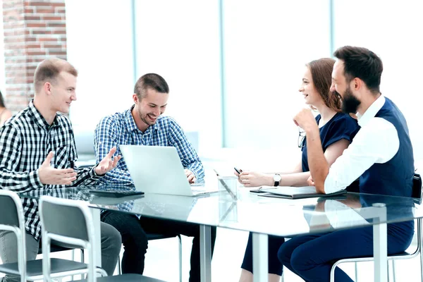 Team di lavoro sta discutendo un nuovo progetto di business — Foto Stock