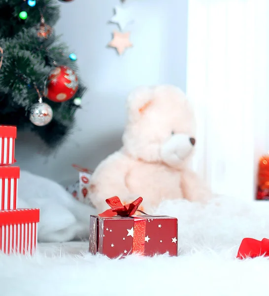 Composición navideña con juguete suave y regalos de Navidad — Foto de Stock