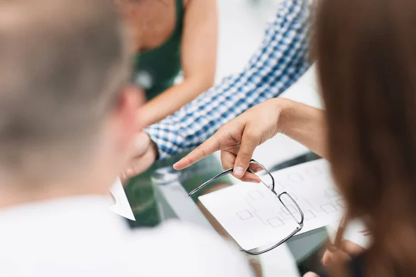 Equipo empresarial analizando gráficos y gráficos de ingresos — Foto de Stock