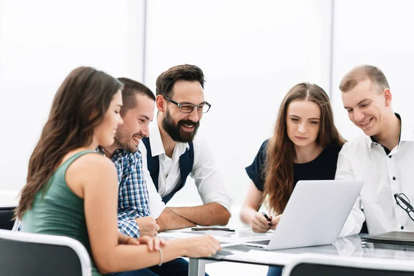 Equipo de negocios utiliza una computadora portátil para ver noticias de negocios —  Fotos de Stock