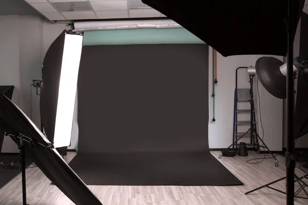 Estúdio fotográfico vazio com equipamento de iluminação moderno . — Fotografia de Stock