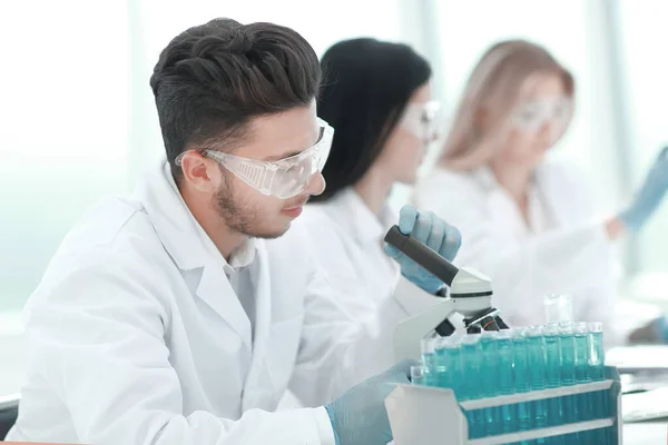 Close up.male cientista realizando pesquisa no laboratório — Fotografia de Stock