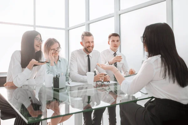 Giovane dipendente dell'azienda, risponde alle domande durante l'intervista . — Foto Stock