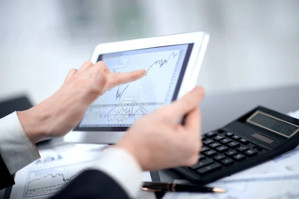 Close up.businessman apuntando a la pantalla digital de la tableta — Foto de Stock