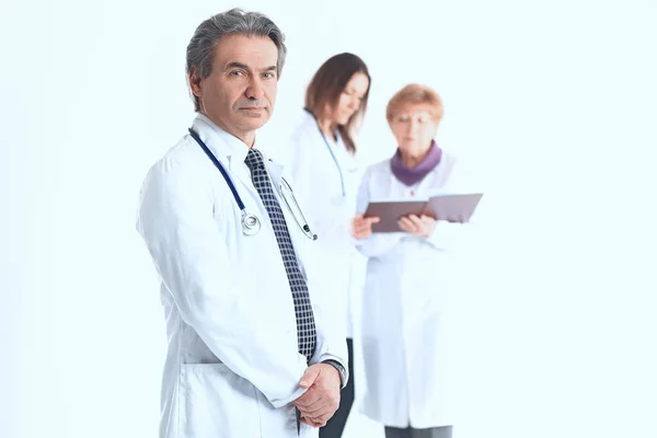 Seriös terapeut läkare på suddig bakgrund av kollegor — Stockfoto