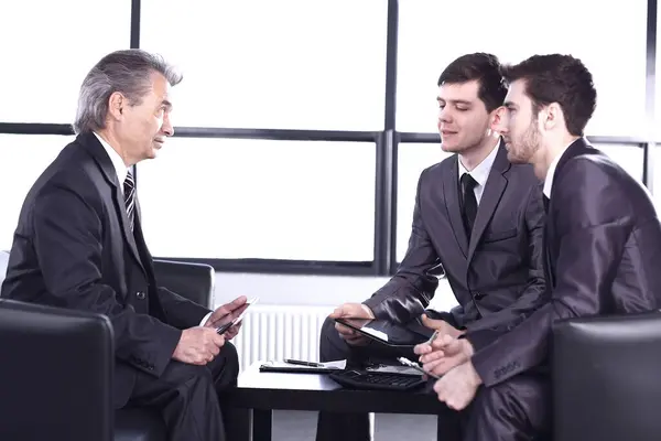 Boss with a clipboard , sitting in an office. photo with copy space — Stock Photo, Image