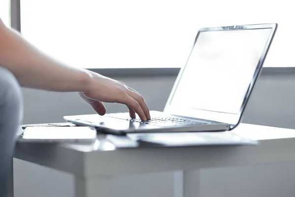 Робота на ноутбуці, крупним планом руки бізнесмена — стокове фото