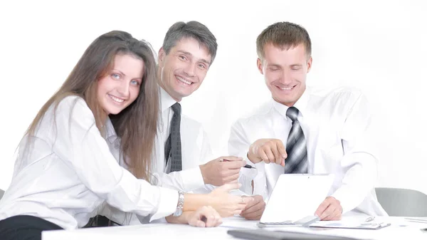 Equipe de negócios discutindo novo plano de negócios sentado no escritório Desk — Fotografia de Stock