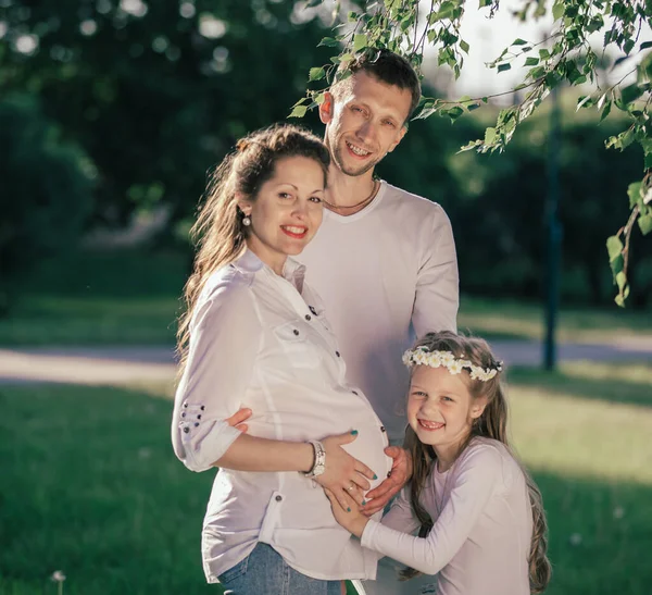 Retrato de una mujer embarazada feliz con su familia . — Foto de Stock