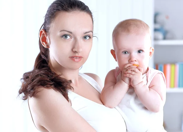 Moderne jonge moeder met een charmante baby — Stockfoto