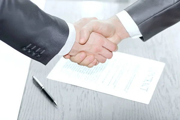 Közelről. a szerződés aláírása után üzletemberek kézfogás. — Stock Fotó