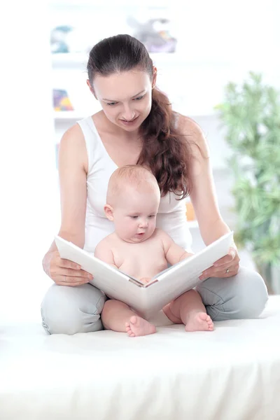 可爱的妈妈给她的孩子读了一本书 — 图库照片