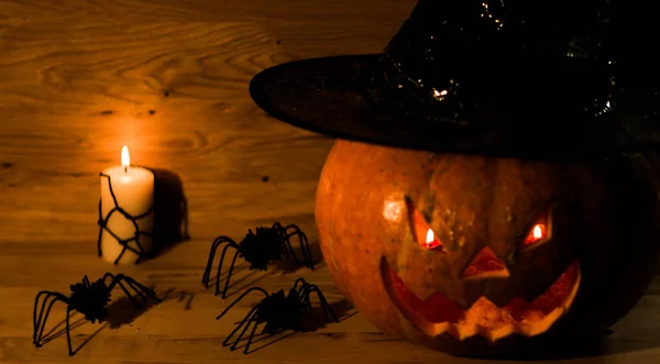 Strašidelná dýně na Halloween v čarodějnice klobouk na dřevěném pozadí — Stock fotografie