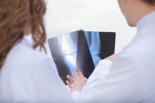 Лікарі обговорюють рентгенівський промінь пацієнта — стокове фото