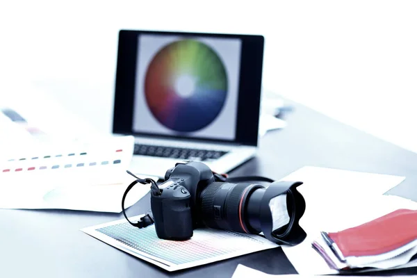 Fotocamera, campioni di tessuto e schizzi sono sul desktop — Foto Stock