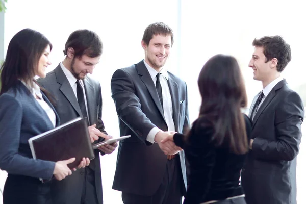 Cerrar equipo up.business y apretón de manos socios comerciales — Foto de Stock