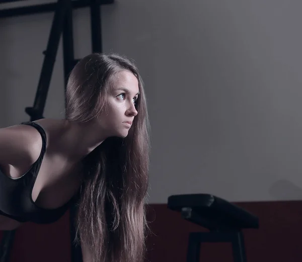 Close up.a mulher confiante realiza um exercício com halteres — Fotografia de Stock