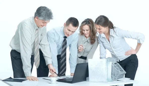 Équipe d'affaires travaillant tout en discutant des documents financiers, debout près du bureau — Photo