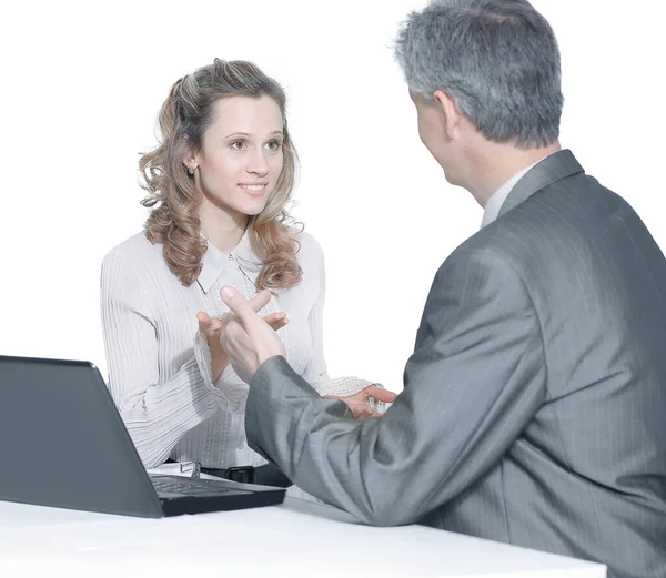 Kollegen diskutieren Probleme am Schreibtisch. — Stockfoto