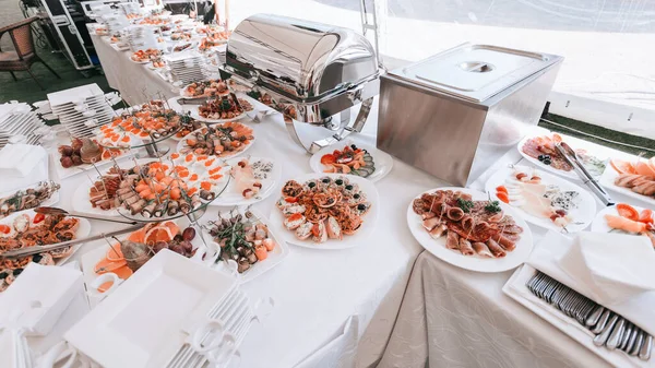 Шведский стол с разнообразными блюдами в ресторане — стоковое фото