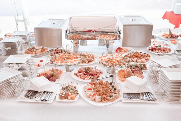 Variedade de lanches e pratos na mesa do restaurante — Fotografia de Stock