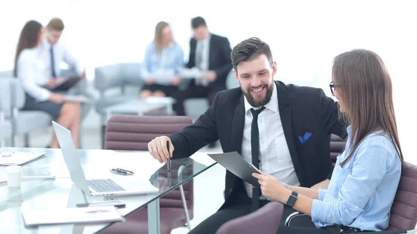 Pareja de negocios discutiendo documento de trabajo sentado en el escritorio — Foto de Stock