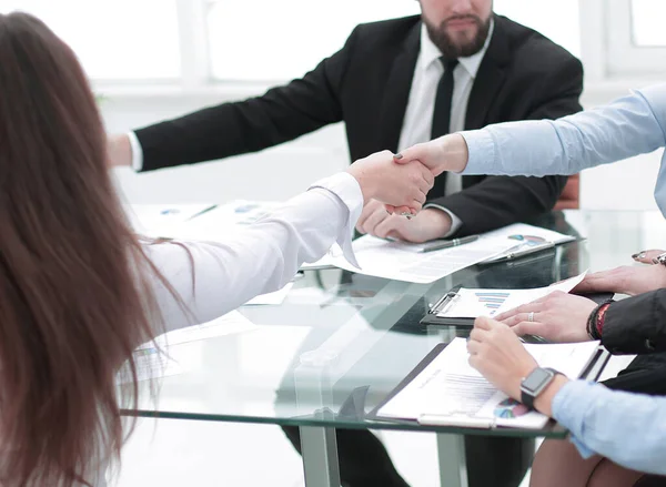 Colleagues confirming the job with a handshake — Stock Photo, Image
