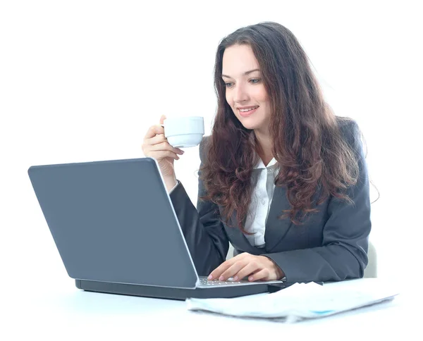 Moderne zakenvrouw met kop koffie op het werk. — Stockfoto