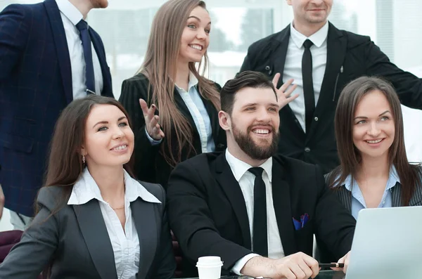 Retrato de un exitoso equipo de negocios cerca del escritorio —  Fotos de Stock