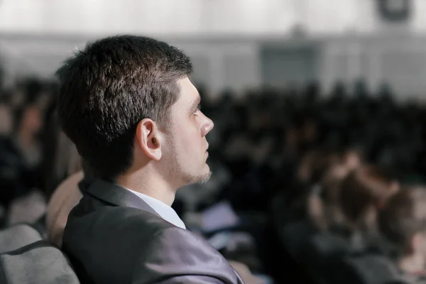 Vista trasera. gente de negocios escuchan la conferencia en la sala de conferencias . — Foto de Stock