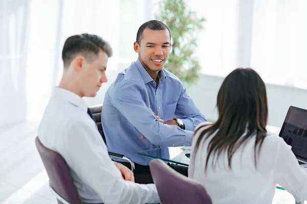 Empleados discutiendo nuevas ideas en el lugar de trabajo — Foto de Stock