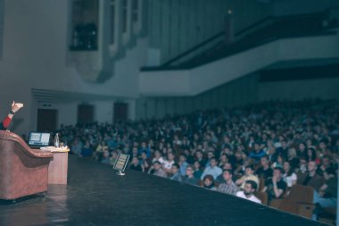 İş kursları öğrencileri iş merkezinin konferans salonunda.