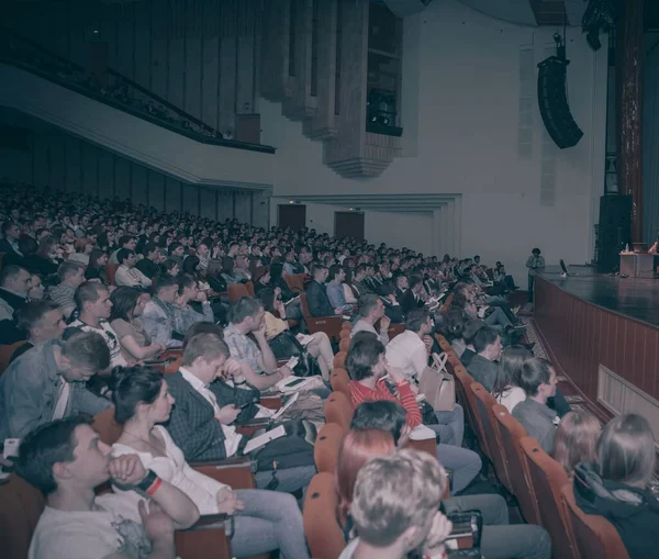 Biélorussie, Minsk, 10 mai 2015, formation aux affaires Ayaz Shubutdinov. vue latérale.le public assis dans la salle de conférence lors d'une conférence d'affaires — Photo