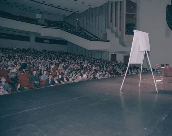 Biélorussie, Minsk, 10 mai 2015, formation aux affaires Ayaz Shubutdinov. scène dans la salle de conférence pendant la formation d'affaires — Photo