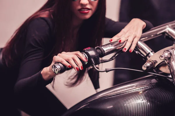 Nahaufnahme. Frau Modell auf einem coolen Motorrad. — Stockfoto