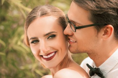 Kapat. Mutlu genç aşıkların portresi.