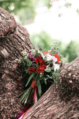 büyük bir ağacın dalları üzerinde düğün buketi