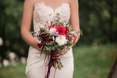 Gelinin ellerinde güzel düğün buketi