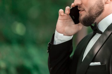 Kapat. İş adamı akıllı telefonuyla konuşuyor.