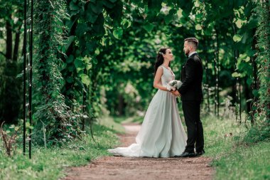 Mutlu Gelin ve Damat Bakışıyor.