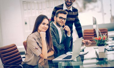 Profesyonel metin yazarlarından oluşan ekip yeni bir reklam kampanyası üzerinde çalışıyor.