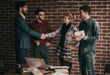 iş takım ve bir el sıkışma müdürle custo karşıladı