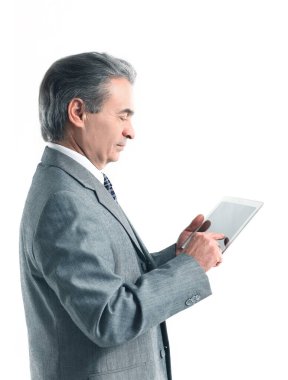 ekran tablet.isolated beyaz arka plan üzerinde seyir işadamı