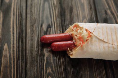 Ev yapımı sosis Pide üzerinde kopya alanı ile ahşap background.photo