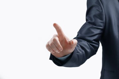 Kapat. İş adamı parmağını sanal noktaya bastırıyor. Gri arka planda izole edilmiş.