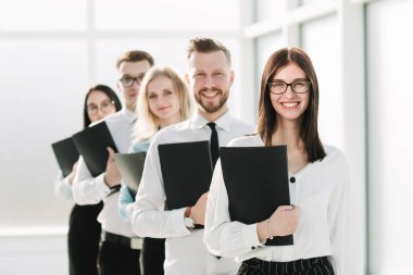 Kapat. Bir grup genç girişimci sırada bekliyor.