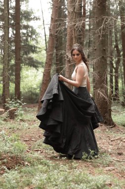 bahar orman.fotoğraf kopya alanı güzel genç kadın