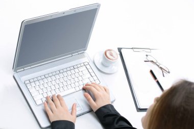 .Masasında oturan ve kameraya bakarak kadın Yardımcısı.