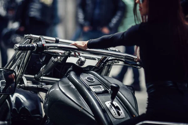 Вид сзади. крутая женщина-байкер на мотоцикле — стоковое фото