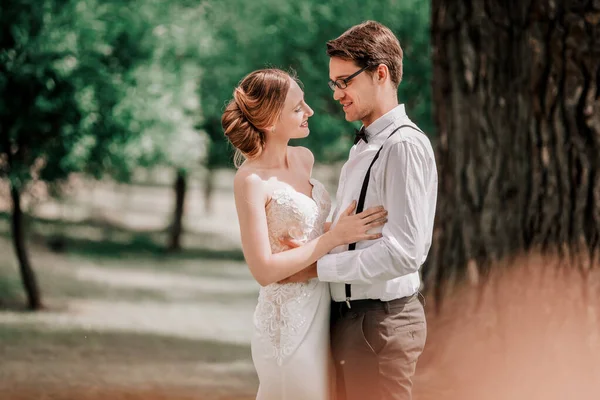 Happy newlyweds on the background of spring Park — Zdjęcie stockowe